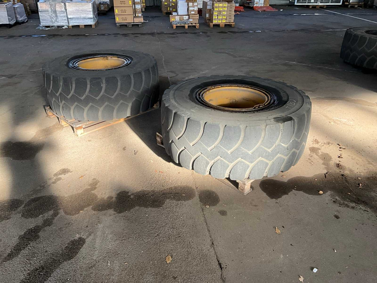 TYRES WITH RIMS (2X) - Wheel loader: gambar 2 TYRES WITH RIMS (2X) - Wheel loader: gambar 2