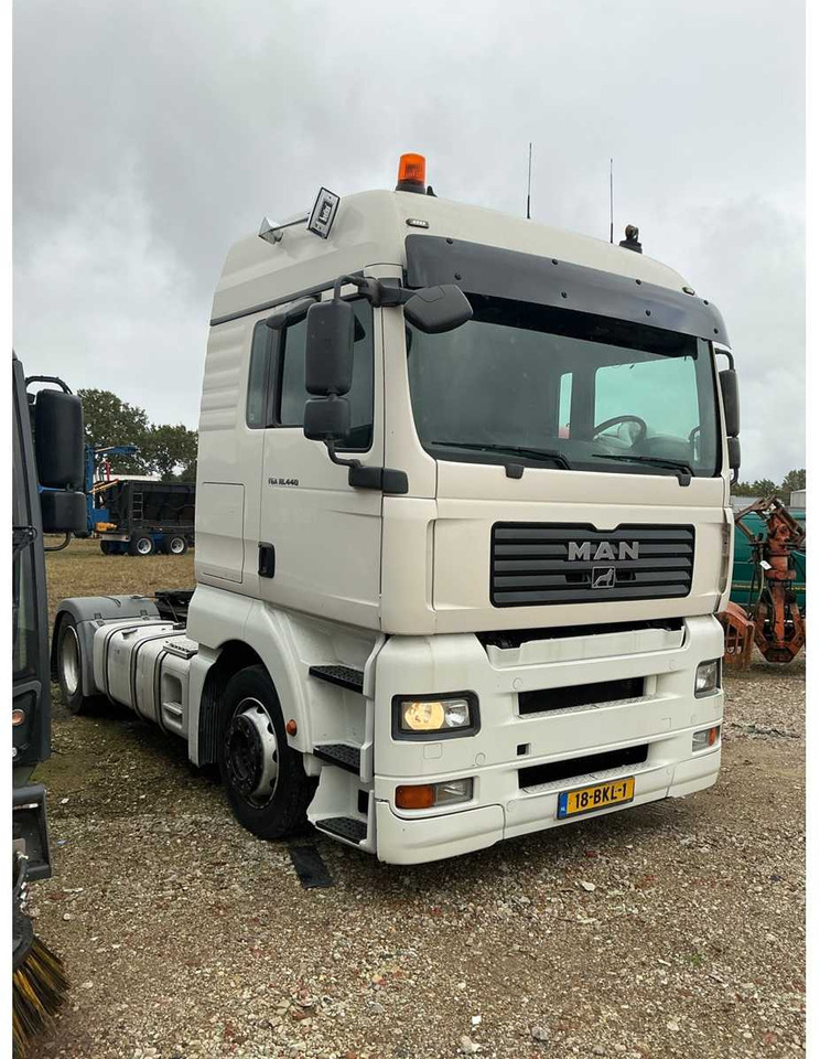 2007 MAN TGA 18.440 4X2 LLS-U 4X2 SEMI-TRAILER TRACTOR - Truk: gambar 3 2007 MAN TGA 18.440 4X2 LLS-U 4X2 SEMI-TRAILER TRACTOR - Truk: gambar 3