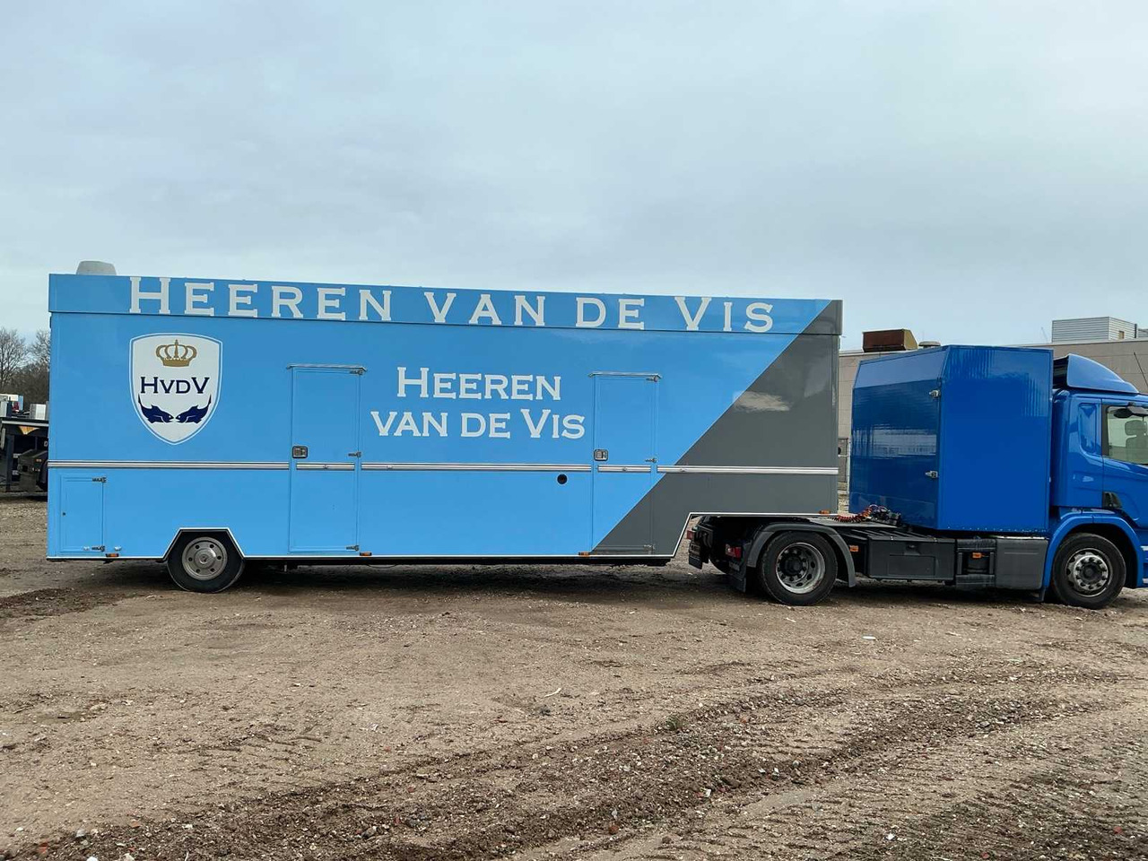 2014 SCANIA P370 SEMI-TRAILER TRACTOR WITH 2001 DE VRIES JV10000 FISH SALES SEMI-TRAILER - Truk: gambar 5 2014 SCANIA P370 SEMI-TRAILER TRACTOR WITH 2001 DE VRIES JV10000 FISH SALES SEMI-TRAILER - Truk: gambar 5