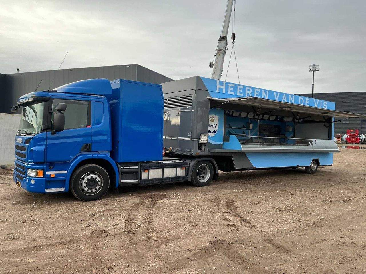 2014 SCANIA P370 SEMI-TRAILER TRACTOR WITH 2001 DE VRIES JV10000 FISH SALES SEMI-TRAILER - Truk: gambar 1 2014 SCANIA P370 SEMI-TRAILER TRACTOR WITH 2001 DE VRIES JV10000 FISH SALES SEMI-TRAILER - Truk: gambar 1