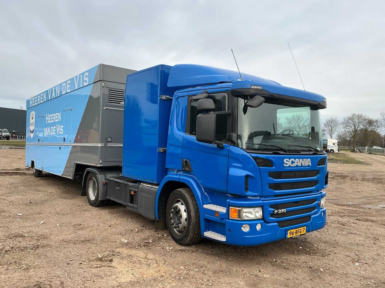 2014 SCANIA P370 SEMI-TRAILER TRACTOR WITH 2001 DE VRIES JV10000 FISH SALES SEMI-TRAILER - Truk: gambar 4 2014 SCANIA P370 SEMI-TRAILER TRACTOR WITH 2001 DE VRIES JV10000 FISH SALES SEMI-TRAILER - Truk: gambar 4