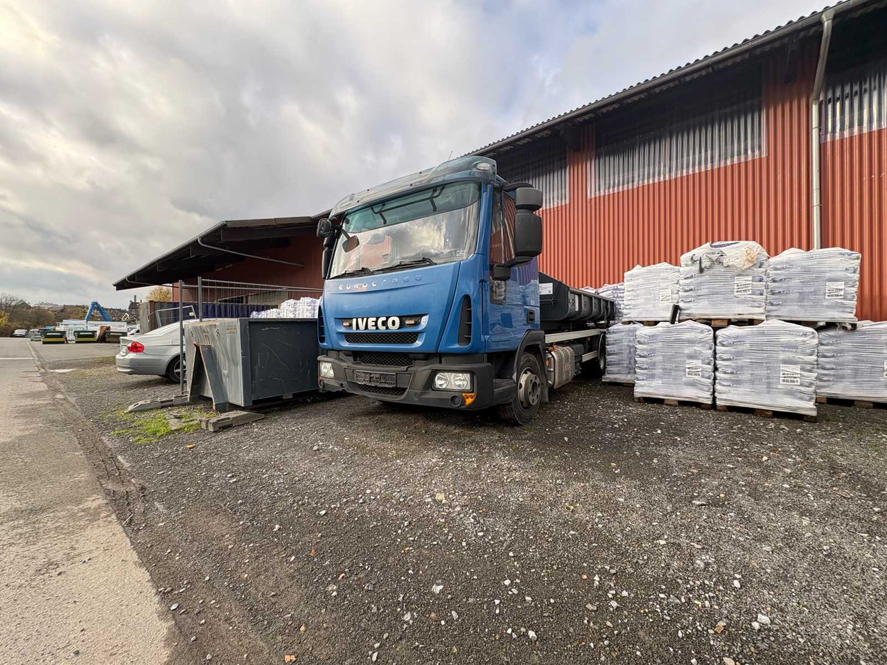 IVECO CARGO HOOKLIFT FROM 2015 – INCL. 3 CONTAINERS - Truk: gambar 1 IVECO CARGO HOOKLIFT FROM 2015 – INCL. 3 CONTAINERS - Truk: gambar 1
