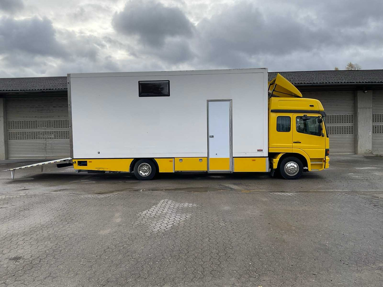 MERCEDES-BENZ - ATEGO 1328 - RACING TRANSPORTER WITH BOX BODY, ROADWORTHY, INSPECTION DESIRED - Truk: gambar 5 MERCEDES-BENZ - ATEGO 1328 - RACING TRANSPORTER WITH BOX BODY, ROADWORTHY, INSPECTION DESIRED - Truk: gambar 5