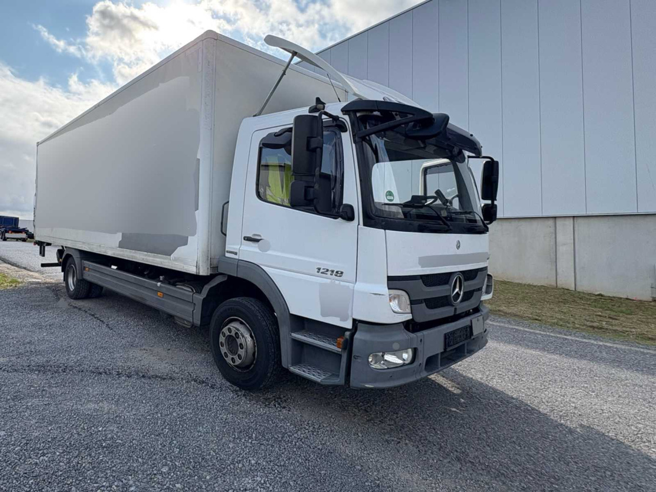 MERCEDES BENZ ATEGO 818 BOX TRUCK WITH TAIL LIFT - Truk: gambar 2 MERCEDES BENZ ATEGO 818 BOX TRUCK WITH TAIL LIFT - Truk: gambar 2