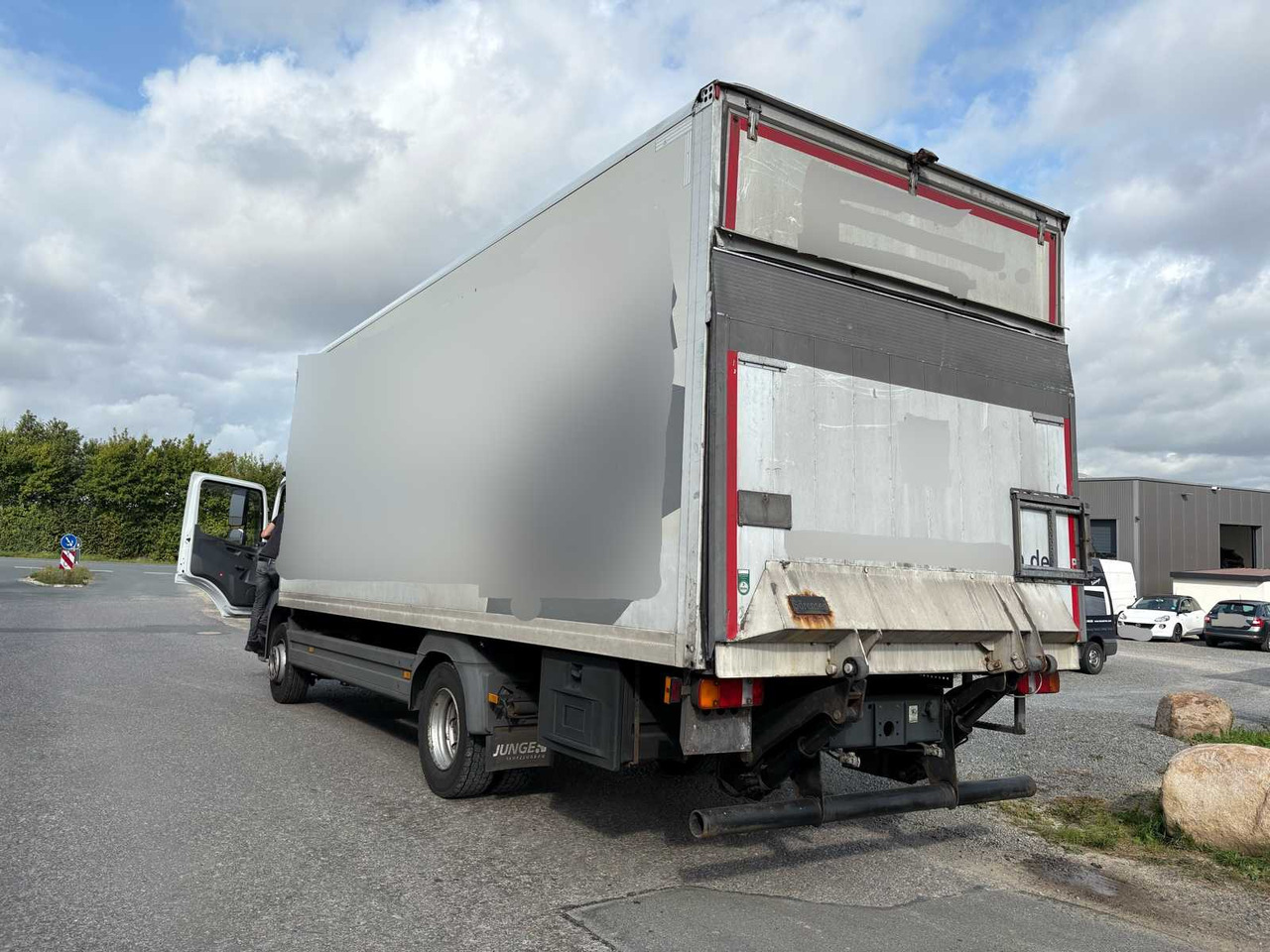 MERCEDES BENZ ATEGO 818 BOX TRUCK WITH TAIL LIFT - Truk: gambar 4 MERCEDES BENZ ATEGO 818 BOX TRUCK WITH TAIL LIFT - Truk: gambar 4
