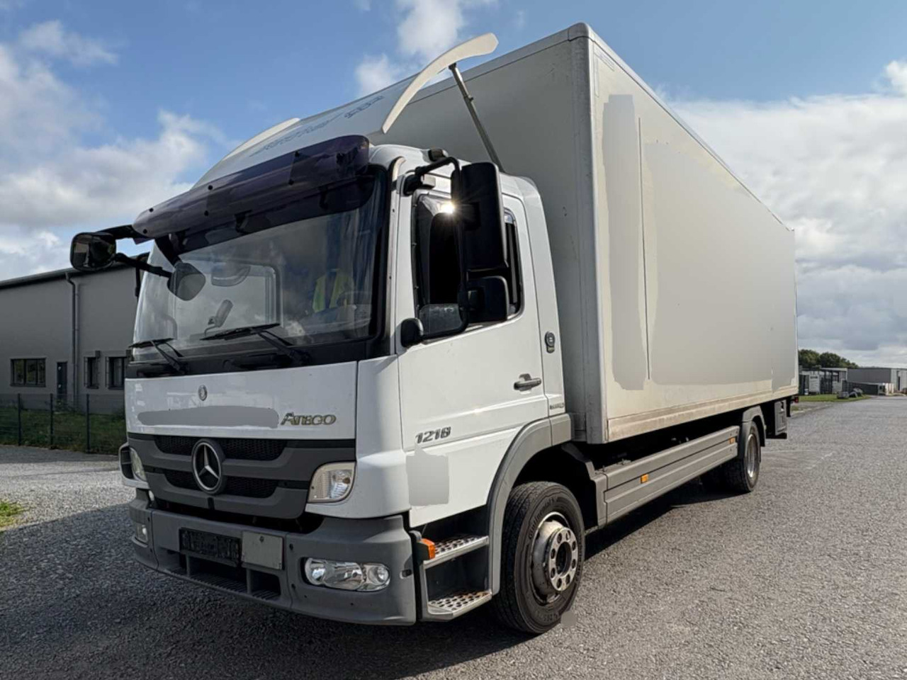 MERCEDES BENZ ATEGO 818 BOX TRUCK WITH TAIL LIFT - Truk: gambar 1 MERCEDES BENZ ATEGO 818 BOX TRUCK WITH TAIL LIFT - Truk: gambar 1