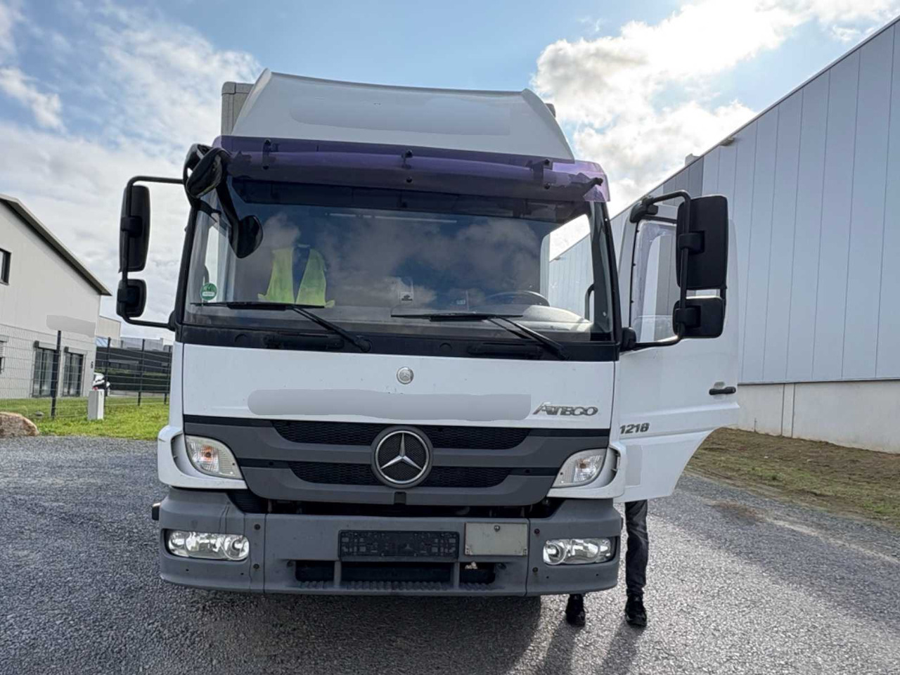 MERCEDES BENZ ATEGO 818 BOX TRUCK WITH TAIL LIFT - Truk: gambar 3 MERCEDES BENZ ATEGO 818 BOX TRUCK WITH TAIL LIFT - Truk: gambar 3