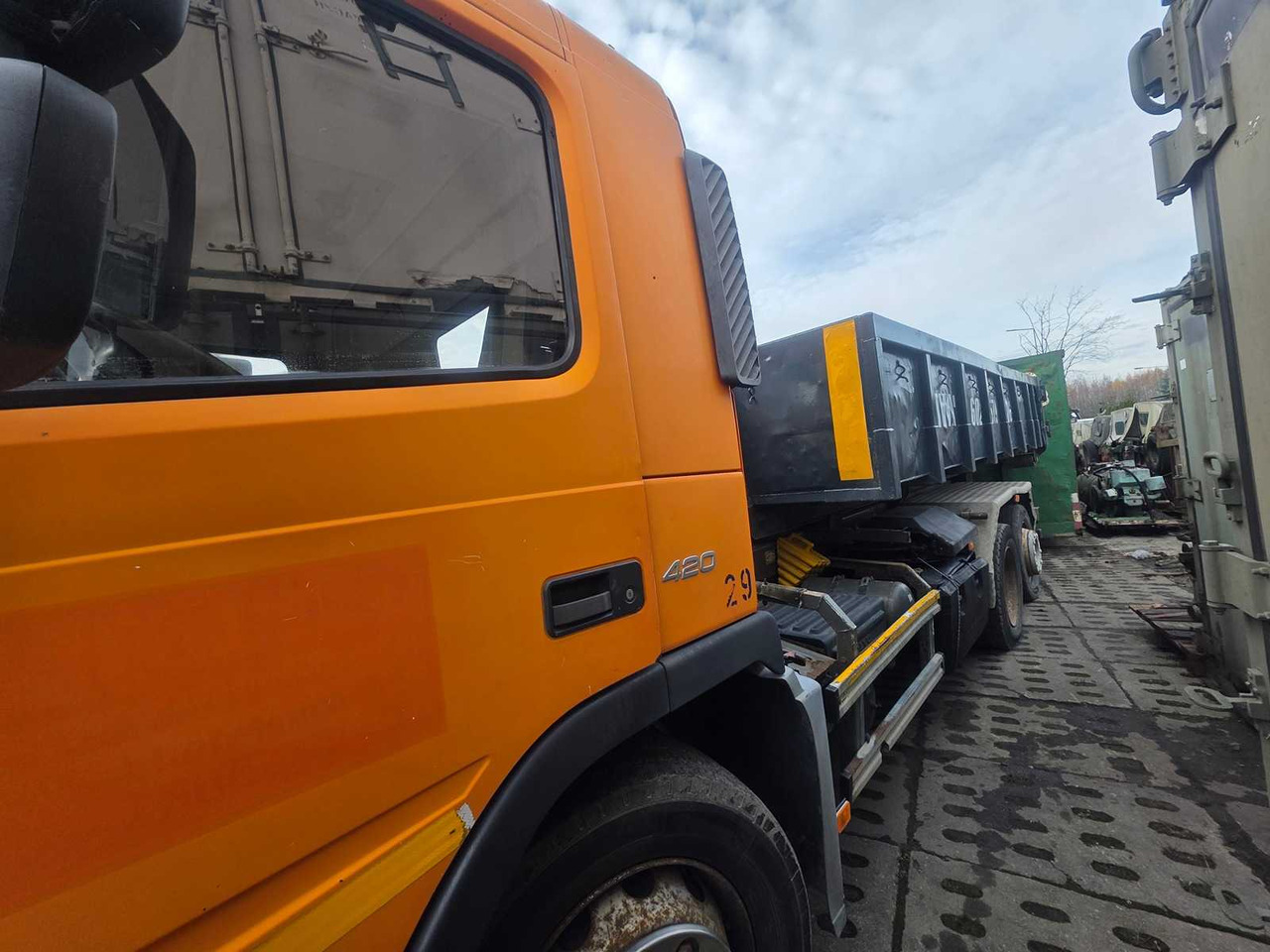 VOLVO - FM/FH - 6X 2R - HOOKLIFT TRUCK WITH CONTAINER - 2002 - Truk: gambar 3 VOLVO - FM/FH - 6X 2R - HOOKLIFT TRUCK WITH CONTAINER - 2002 - Truk: gambar 3