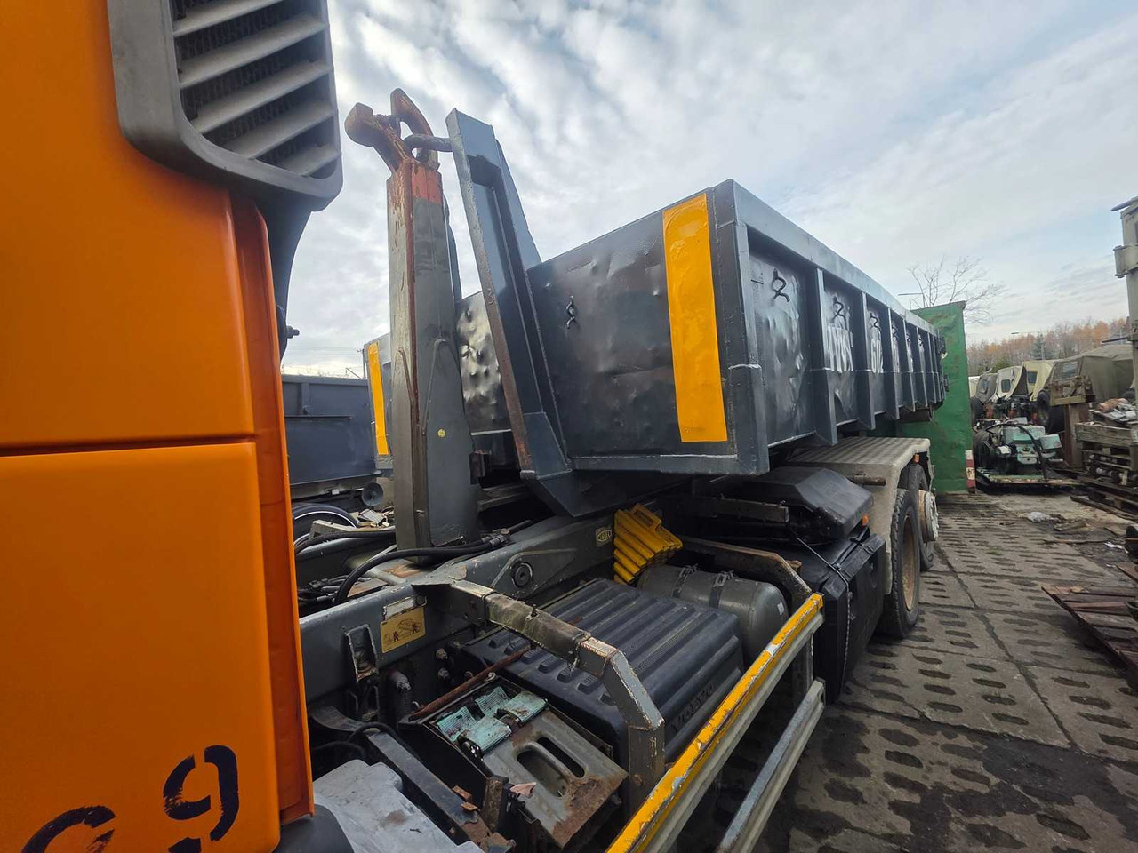 VOLVO - FM/FH - 6X 2R - HOOKLIFT TRUCK WITH CONTAINER - 2002 - Truk: gambar 4 VOLVO - FM/FH - 6X 2R - HOOKLIFT TRUCK WITH CONTAINER - 2002 - Truk: gambar 4