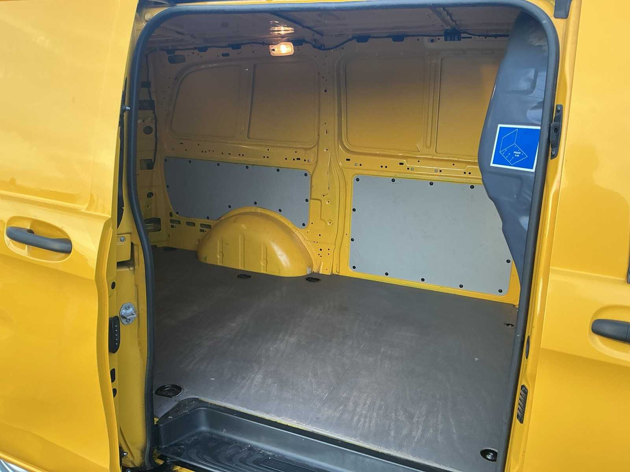 Van pengiriman 2020 - MERCEDES-BENZ - EVITO - EVITO LONG 41KWH - COMMERCIAL VEHICLE: gambar 6