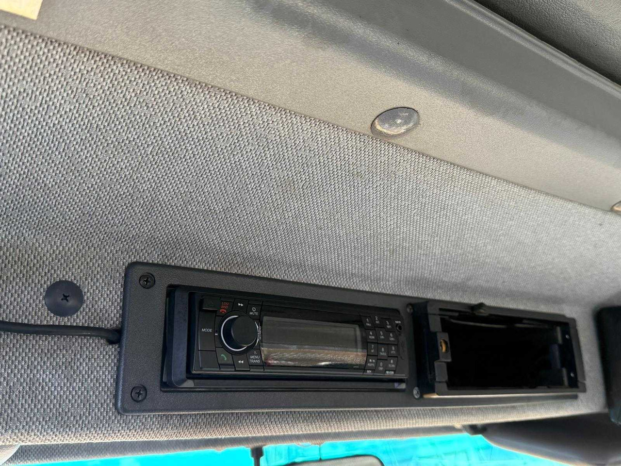 Van pengiriman MERCEDES - VARIO 814 4X4 - COMMERCIAL VEHICLE TIPPER: gambar 8 Van pengiriman MERCEDES - VARIO 814 4X4 - COMMERCIAL VEHICLE TIPPER: gambar 8