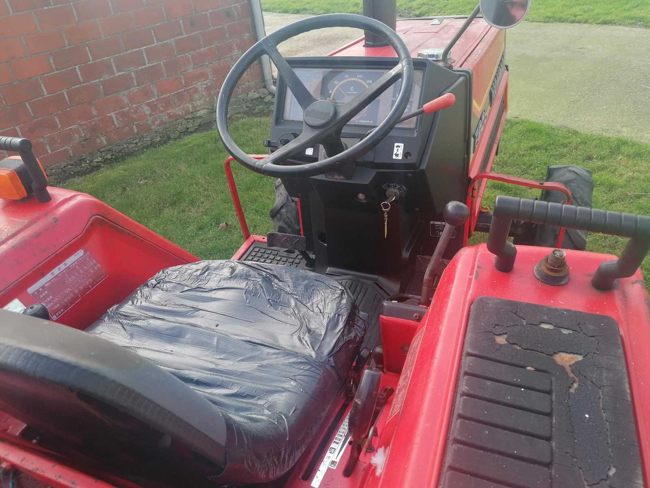 Yanmar F20D - Traktor kompak: gambar 5 Yanmar F20D - Traktor kompak: gambar 5