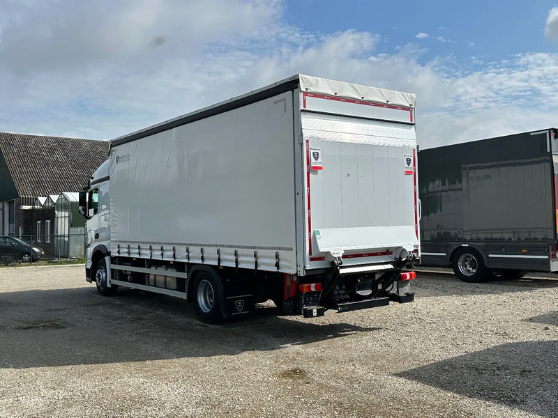 Mercedes-Benz Actros 1843 ACTROS 1843L 2022. 183432km Schuifzeil met Laadklep 2000kg - Truk dengan terpal samping: gambar 4 Mercedes-Benz Actros 1843 ACTROS 1843L 2022. 183432km Schuifzeil met Laadklep 2000kg - Truk dengan terpal samping: gambar 4