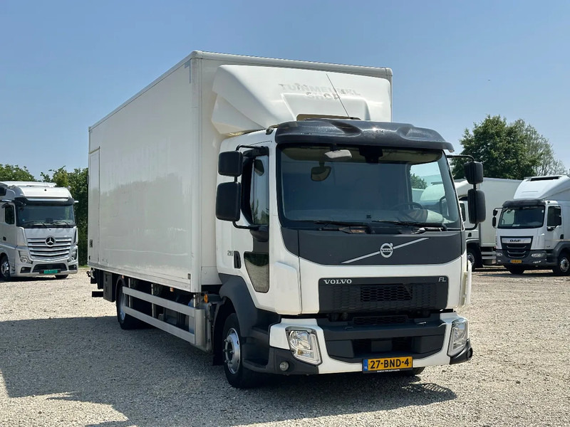 Truk box Volvo FL: gambar 1