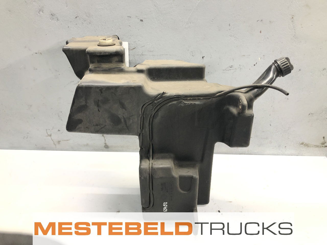 Mercedes-Benz Ruitensproeiertank - Kabin dan interior untuk Truk: gambar 1 Mercedes-Benz Ruitensproeiertank - Kabin dan interior untuk Truk: gambar 1