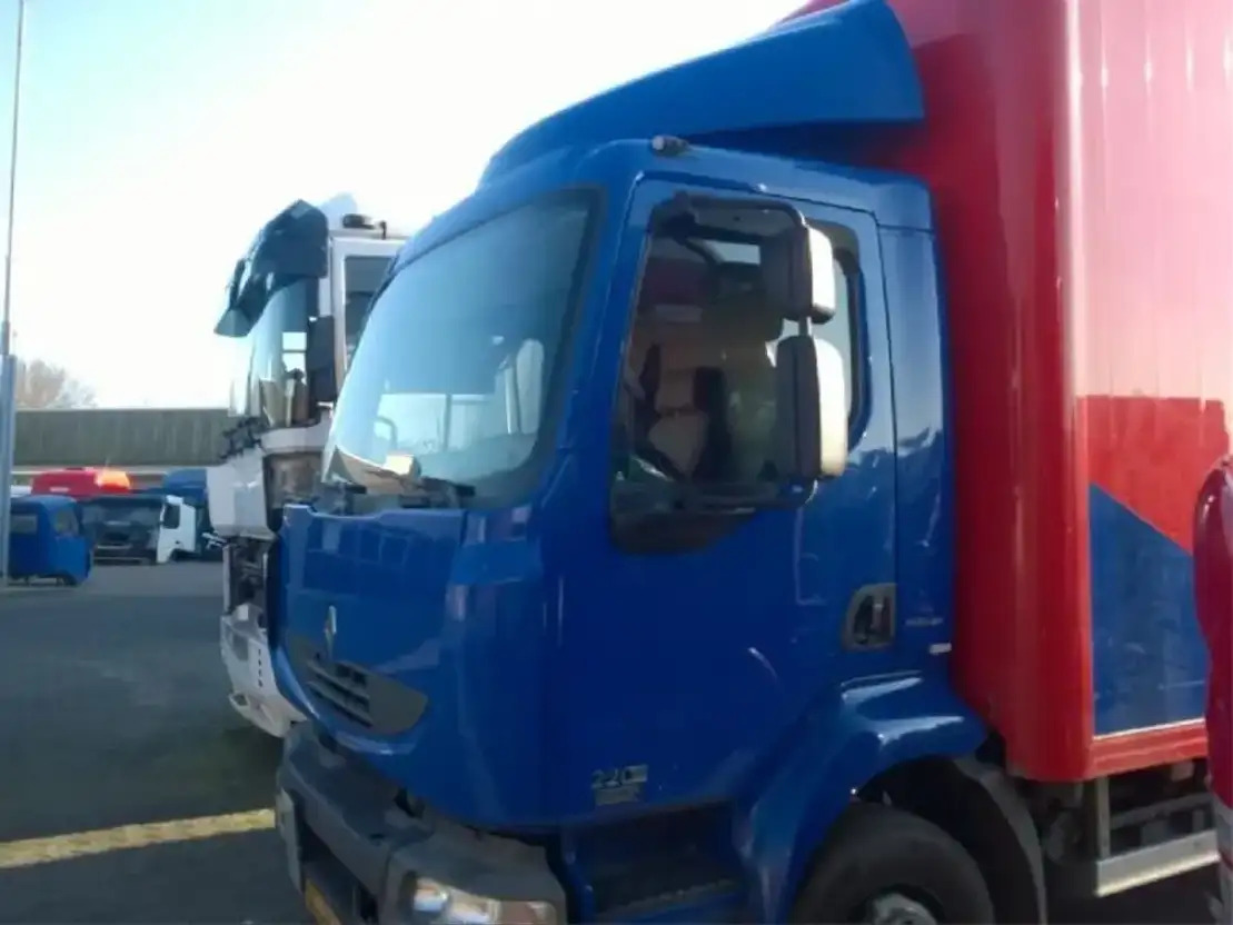 Renault C abine Midlum 220 DXI - Kabin dan interior untuk Truk: gambar 1 Renault C abine Midlum 220 DXI - Kabin dan interior untuk Truk: gambar 1