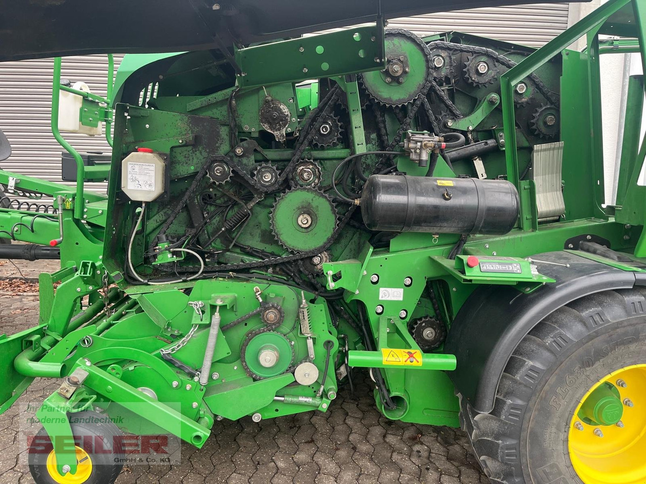 John Deere C441 R - Baler bulat: gambar 4 John Deere C441 R - Baler bulat: gambar 4