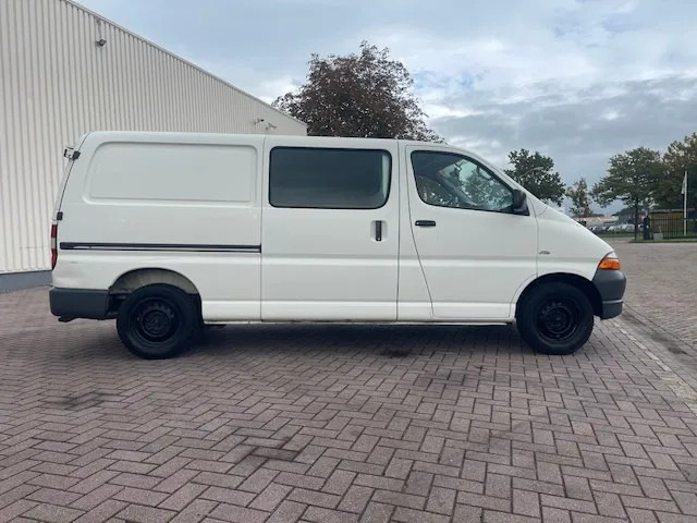 Toyota HiAce 2.5 D4-D 90 Lang Airco - Van kecil: gambar 3 Toyota HiAce 2.5 D4-D 90 Lang Airco - Van kecil: gambar 3