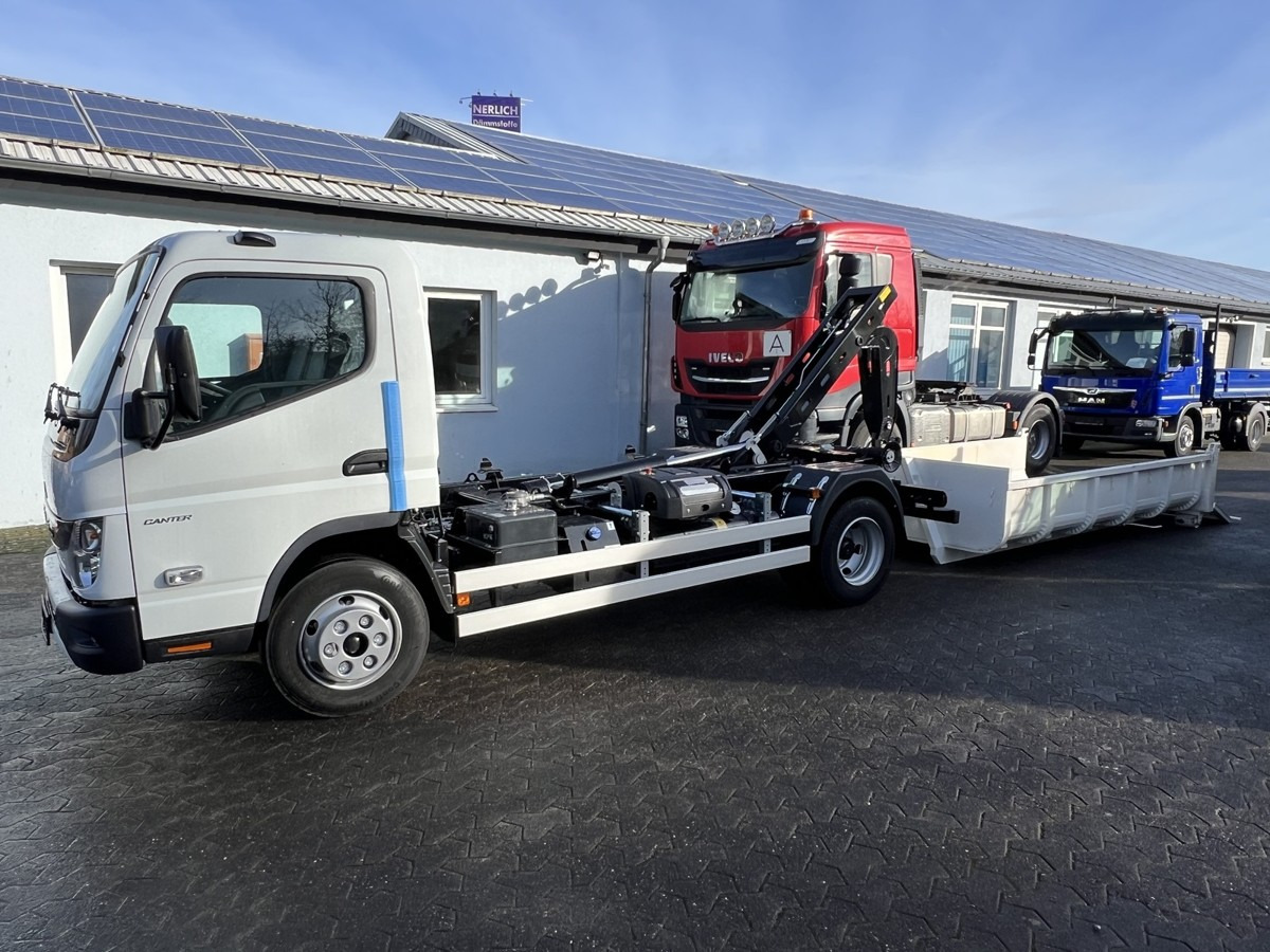 FUSO Canter FUSO 7C18 City Abrollkipper Miete - Hook lift: gambar 3 FUSO Canter FUSO 7C18 City Abrollkipper Miete - Hook lift: gambar 3