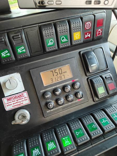 Brock SL280/2 MB Actros 1833 - Penyapu jalan: gambar 5 Brock SL280/2 MB Actros 1833 - Penyapu jalan: gambar 5