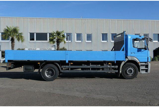 Mercedes-Benz 1824 L Axor 4x2, 3. Sitz, AHK, Gerüstbau, Klima - Truk flatbed: gambar 4 Mercedes-Benz 1824 L Axor 4x2, 3. Sitz, AHK, Gerüstbau, Klima - Truk flatbed: gambar 4