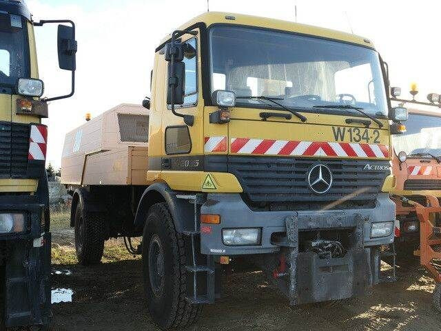 Mercedes-Benz 2035 AK Actros 4x4, Kehrmaschine Schmidt, Allrad - Truk bajak salju: gambar 4 Mercedes-Benz 2035 AK Actros 4x4, Kehrmaschine Schmidt, Allrad - Truk bajak salju: gambar 4