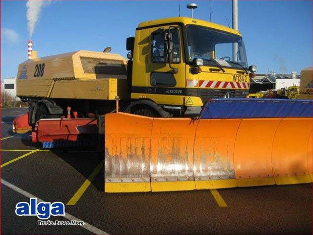 Mercedes-Benz 2035 AK Actros 4x4, Kehrmaschine Schmidt, Allrad - Truk bajak salju: gambar 1 Mercedes-Benz 2035 AK Actros 4x4, Kehrmaschine Schmidt, Allrad - Truk bajak salju: gambar 1