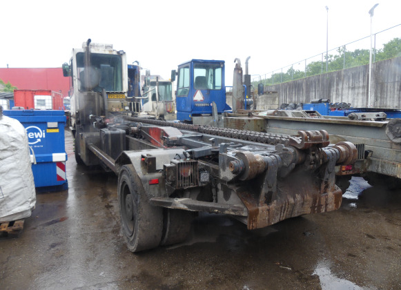REF:TVD-80-D - Camion porte container à chaine Terberg YT222 - Pengangkut kontainer/ Container truck: gambar 4 REF:TVD-80-D - Camion porte container à chaine Terberg YT222 - Pengangkut kontainer/ Container truck: gambar 4
