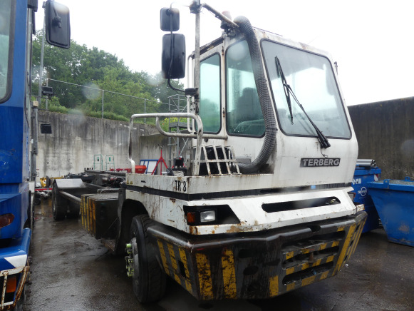REF:TVD-80-D - Camion porte container à chaine Terberg YT222 - Pengangkut kontainer/ Container truck: gambar 2 REF:TVD-80-D - Camion porte container à chaine Terberg YT222 - Pengangkut kontainer/ Container truck: gambar 2