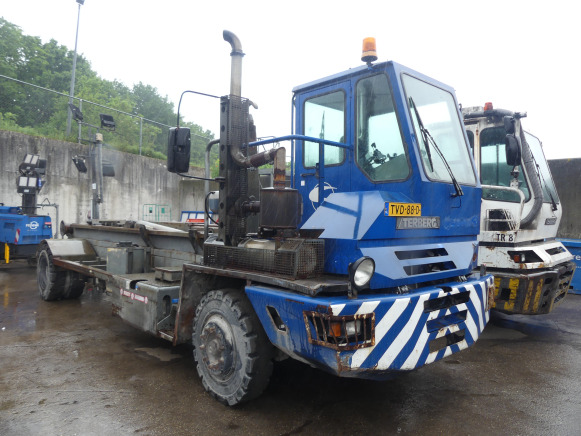 REF:TVD-88-D - Camion porte container Terberg YT180 (2002-21.500 km) - Pengangkut kontainer/ Container truck: gambar 2 REF:TVD-88-D - Camion porte container Terberg YT180 (2002-21.500 km) - Pengangkut kontainer/ Container truck: gambar 2