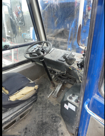 REF:TVD-88-D - Camion porte container Terberg YT180 (2002-21.500 km) - Pengangkut kontainer/ Container truck: gambar 5 REF:TVD-88-D - Camion porte container Terberg YT180 (2002-21.500 km) - Pengangkut kontainer/ Container truck: gambar 5