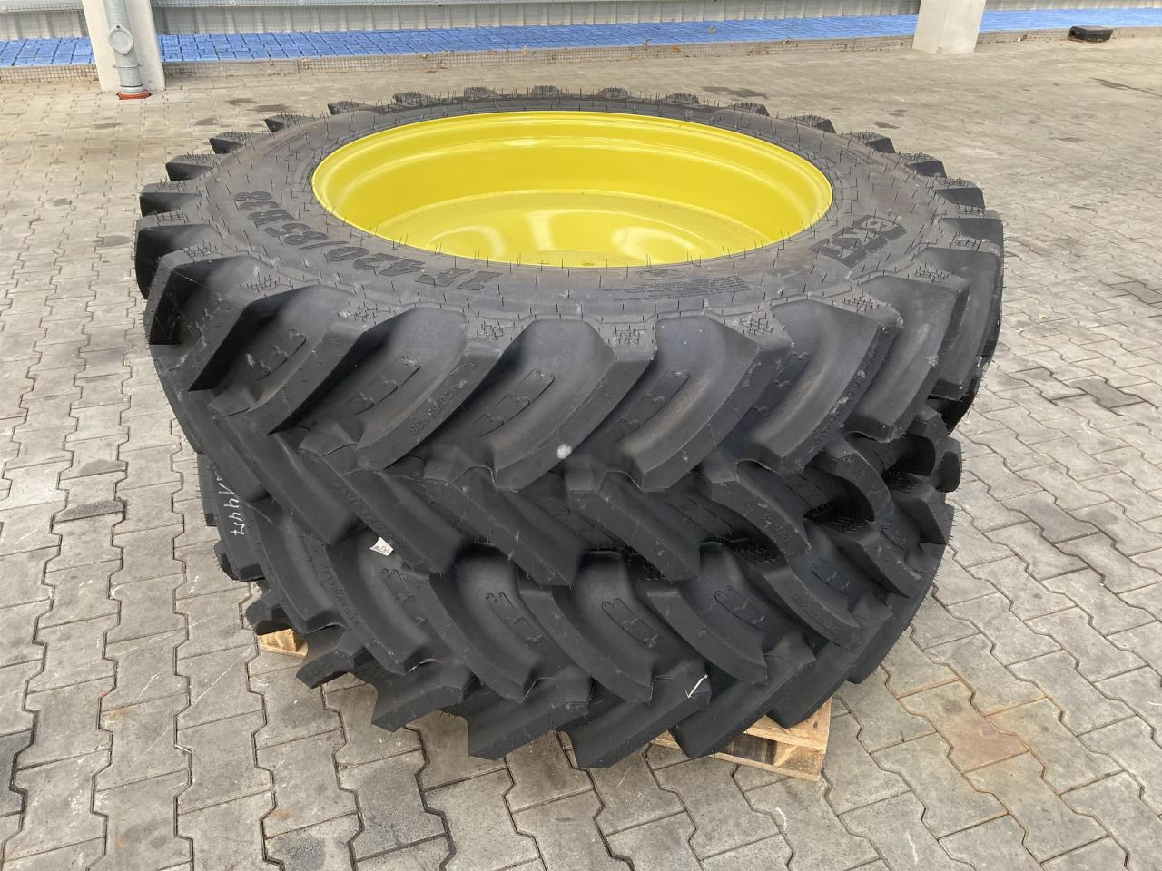 BKT 420/85R38 - Ban untuk Peralatan pertanian: gambar 1 BKT 420/85R38 - Ban untuk Peralatan pertanian: gambar 1