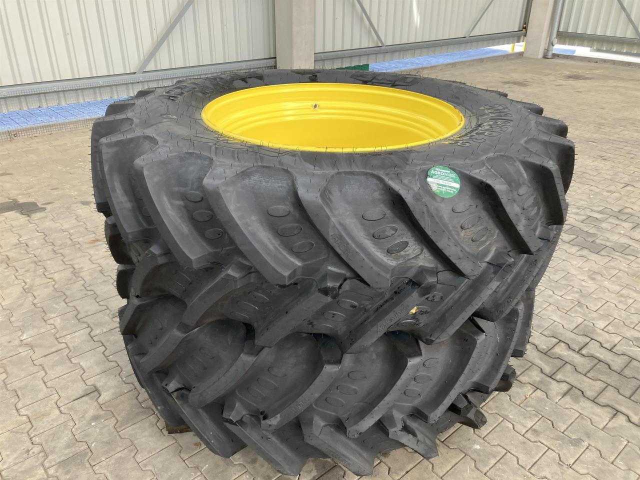BKT 520/85R38 - Ban untuk Peralatan pertanian: gambar 1 BKT 520/85R38 - Ban untuk Peralatan pertanian: gambar 1