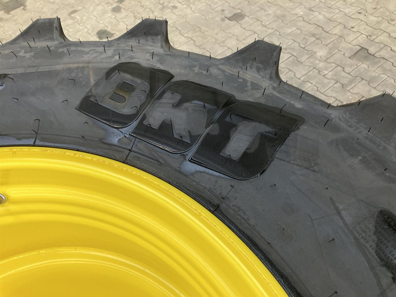 BKT 520/85R38 - Ban untuk Peralatan pertanian: gambar 3 BKT 520/85R38 - Ban untuk Peralatan pertanian: gambar 3