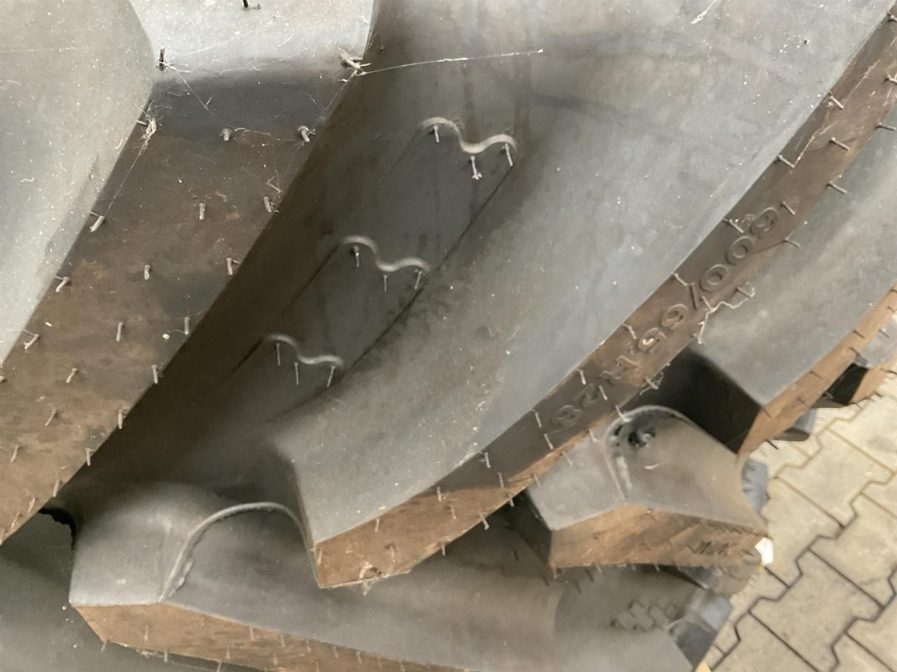 BKT 600/65R28 - Ban untuk Peralatan pertanian: gambar 5 BKT 600/65R28 - Ban untuk Peralatan pertanian: gambar 5