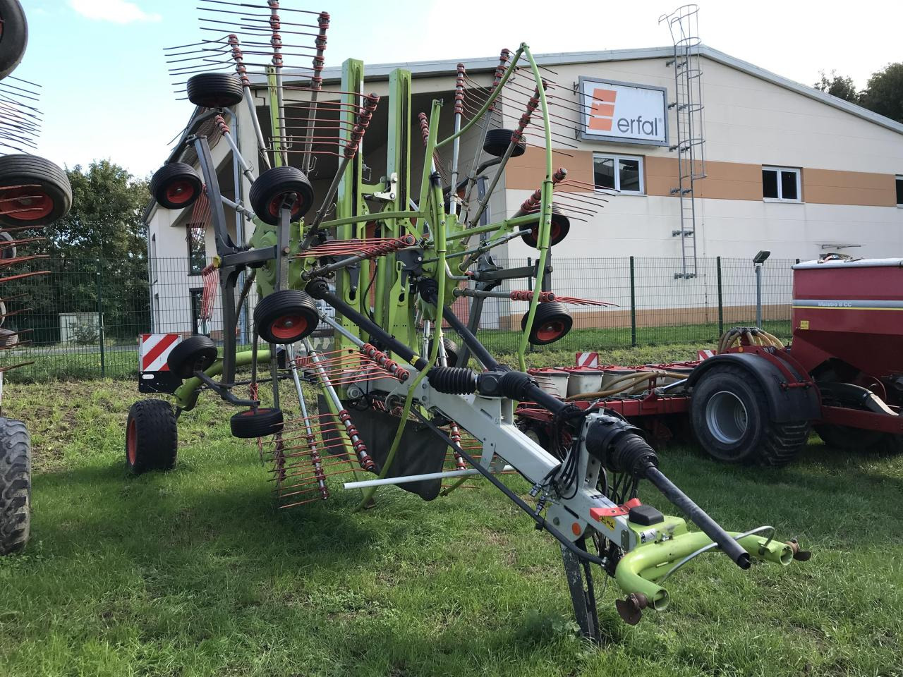 CLAAS Liner 2900 - Tedder/ Menyapu: gambar 1 CLAAS Liner 2900 - Tedder/ Menyapu: gambar 1