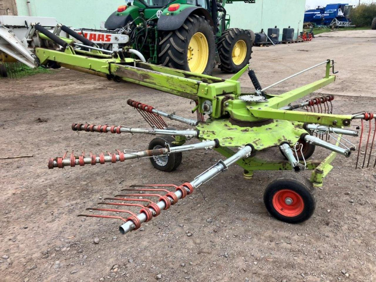 CLAAS Liner 3000 - Tedder/ Menyapu: gambar 1 CLAAS Liner 3000 - Tedder/ Menyapu: gambar 1