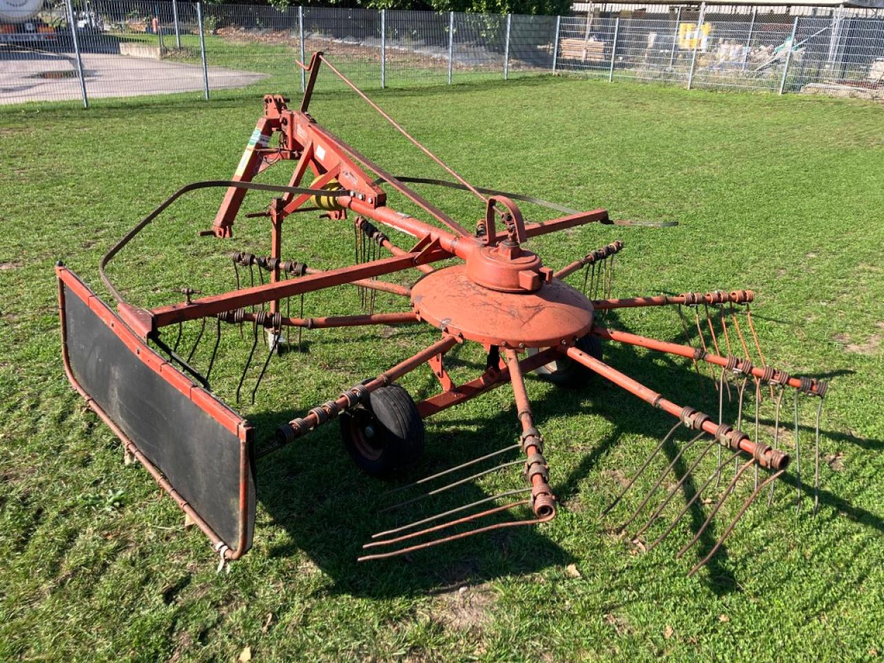 Fella TS 325 - Tedder/ Menyapu: gambar 2 Fella TS 325 - Tedder/ Menyapu: gambar 2