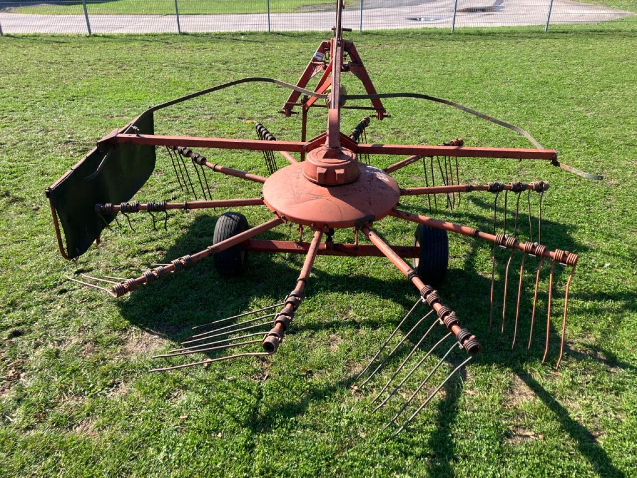 Fella TS 325 - Tedder/ Menyapu: gambar 3 Fella TS 325 - Tedder/ Menyapu: gambar 3