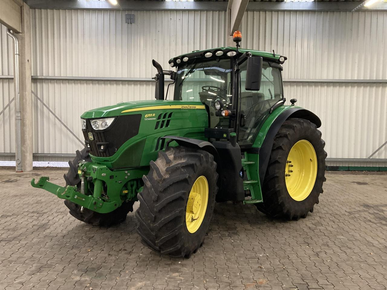 Traktor John Deere 6155R: gambar 1