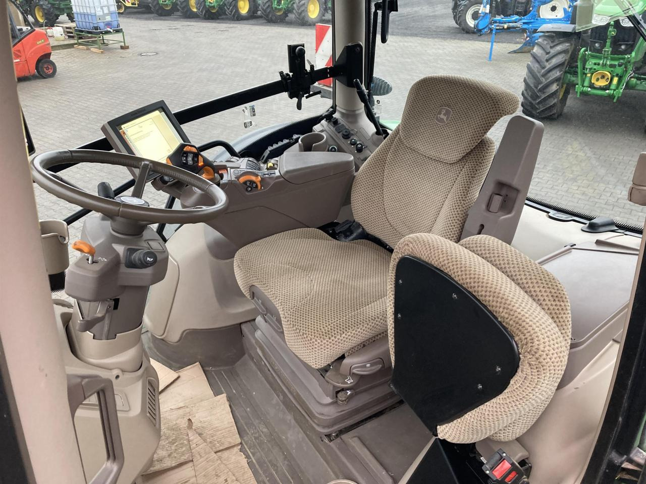 John Deere 6R 215 - Traktor: gambar 5 John Deere 6R 215 - Traktor: gambar 5