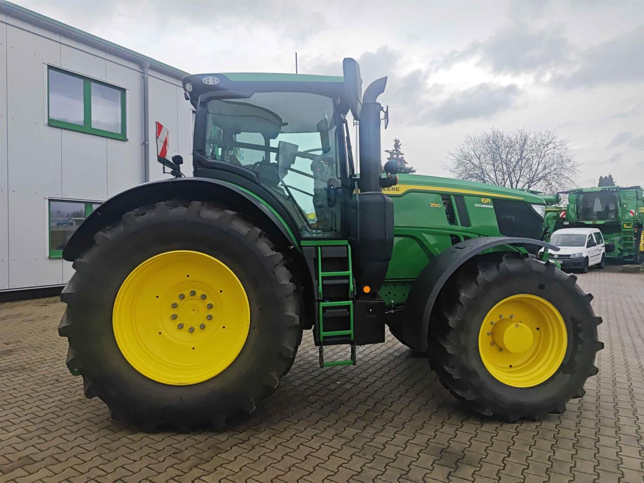 John Deere 6R 250 - Traktor: gambar 3 John Deere 6R 250 - Traktor: gambar 3