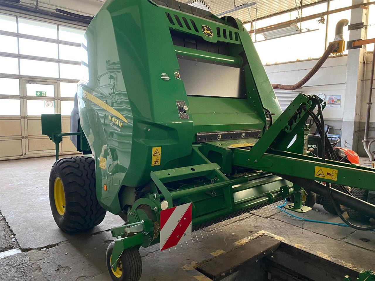 John Deere V451M MaxiCut 13 - Baler bulat: gambar 2 John Deere V451M MaxiCut 13 - Baler bulat: gambar 2
