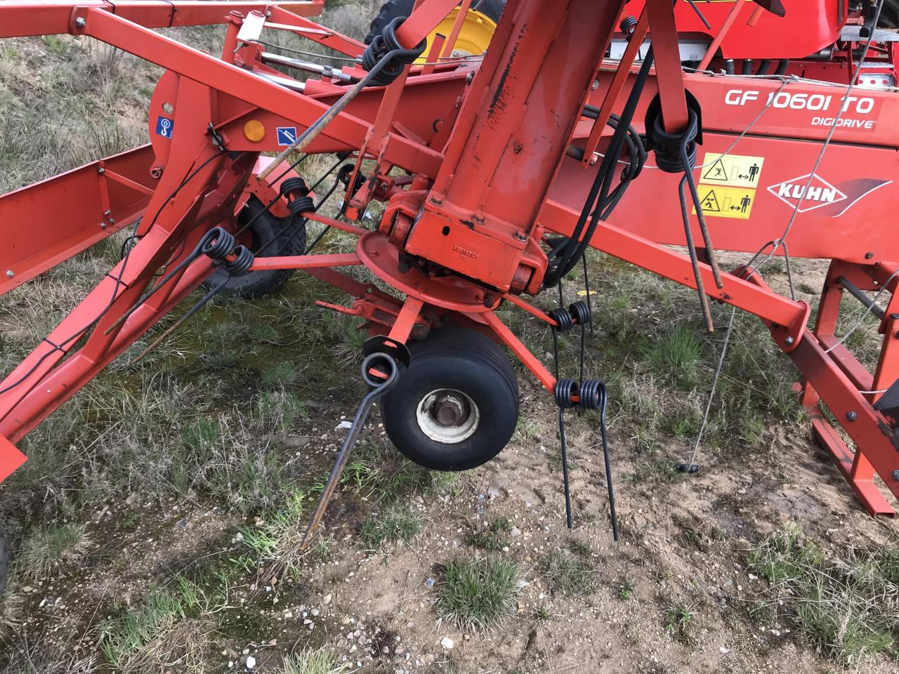 Kuhn GF 10601TO - Tedder/ Menyapu: gambar 4 Kuhn GF 10601TO - Tedder/ Menyapu: gambar 4