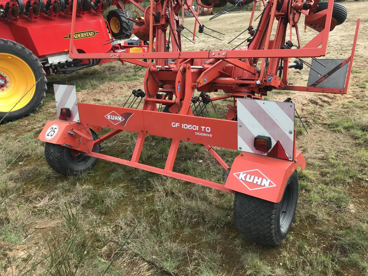 Kuhn GF 10601TO - Tedder/ Menyapu: gambar 5 Kuhn GF 10601TO - Tedder/ Menyapu: gambar 5
