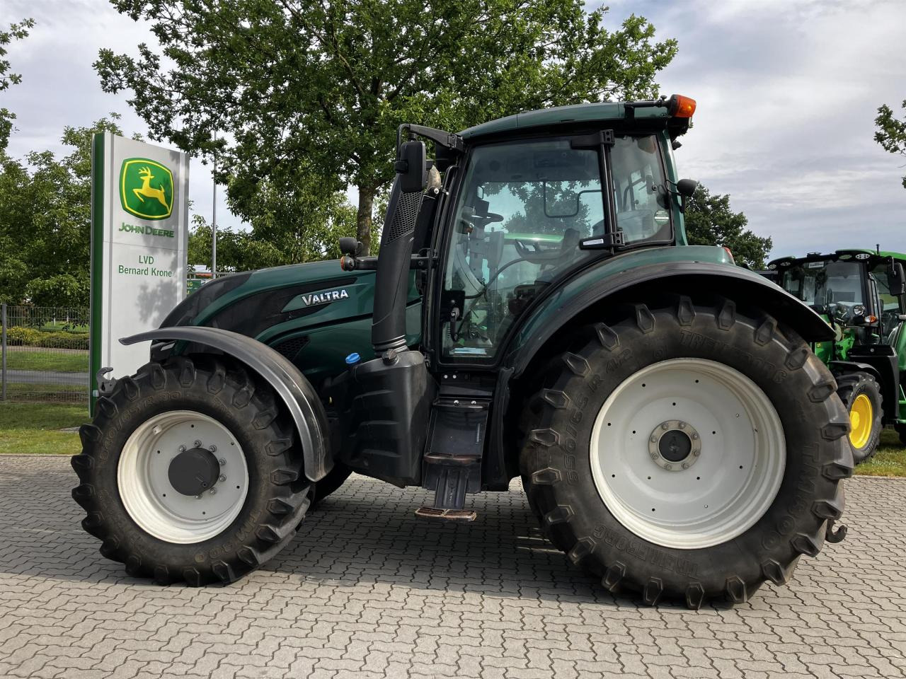 Valtra T174 Versu - Traktor: gambar 1 Valtra T174 Versu - Traktor: gambar 1