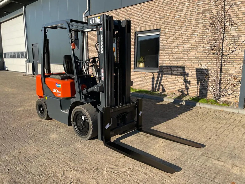 Doosan D30G Yanmar 3 ton Triplex Freelift Sideshift Diesel Heftruck 470 cm hefhoogte - Forklift diesel: gambar 4 Doosan D30G Yanmar 3 ton Triplex Freelift Sideshift Diesel Heftruck 470 cm hefhoogte - Forklift diesel: gambar 4