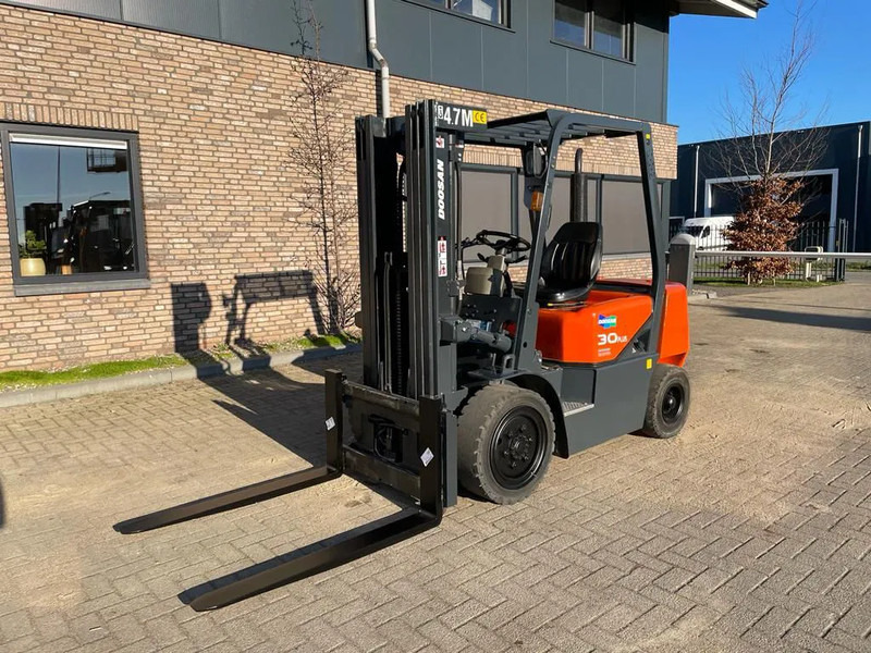Doosan D30G Yanmar 3 ton Triplex Freelift Sideshift Diesel Heftruck 470 cm hefhoogte - Forklift diesel: gambar 1 Doosan D30G Yanmar 3 ton Triplex Freelift Sideshift Diesel Heftruck 470 cm hefhoogte - Forklift diesel: gambar 1