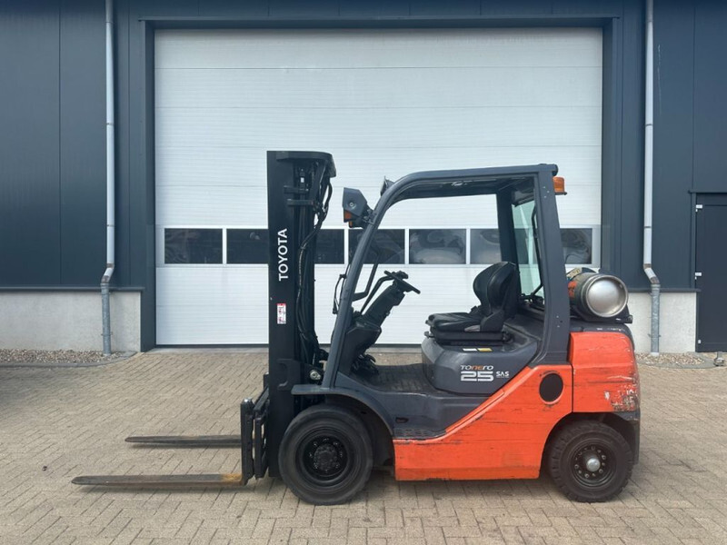 Toyota 2.5 ton Tonero 25 Triplex Freelift Sideshift LPG Heftruck - Forklift LPG: gambar 1 Toyota 2.5 ton Tonero 25 Triplex Freelift Sideshift LPG Heftruck - Forklift LPG: gambar 1