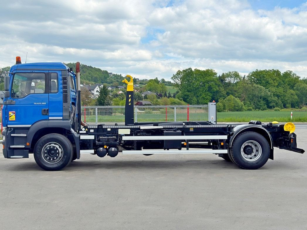 MAN TGA 18.310 Abrollkipper * Top Zustand! MAN TGA 18.310 Abrollkipper * Top Zustand! - Hook lift: gambar 5 MAN TGA 18.310 Abrollkipper * Top Zustand! MAN TGA 18.310 Abrollkipper * Top Zustand! - Hook lift: gambar 5